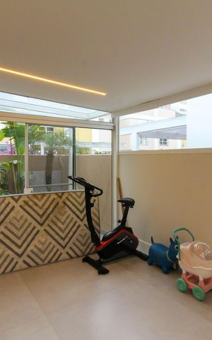 Casa de condomínio à venda com 287m², 4 quartos e 2 vagas Casa de condomínio à venda com 287m², 4 quartos e 2 vagasSala