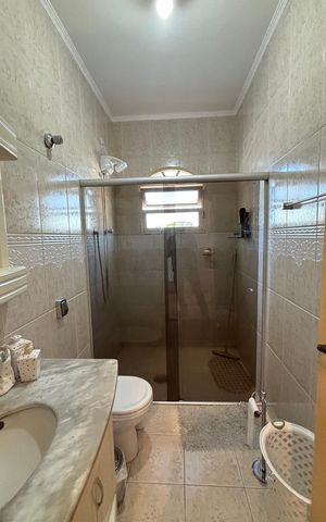 Casa à venda com 198m², 3 quartos e 2 vagas Casa à venda com 198m², 3 quartos e 2 vagasBanheiro