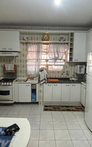 Casa à venda com 198m², 3 quartos e 2 vagas Casa à venda com 198m², 3 quartos e 2 vagasCozinha