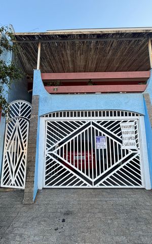 Casa à venda com 198m², 3 quartos e 2 vagas Casa à venda com 198m², 3 quartos e 2 vagasFachada