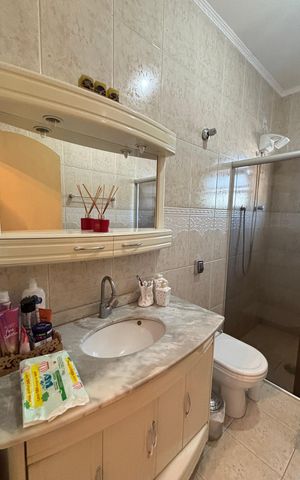 Casa à venda com 198m², 3 quartos e 2 vagas Casa à venda com 198m², 3 quartos e 2 vagasBanheiro