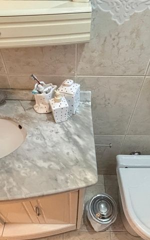 Casa à venda com 198m², 3 quartos e 2 vagas Casa à venda com 198m², 3 quartos e 2 vagasBanheiro