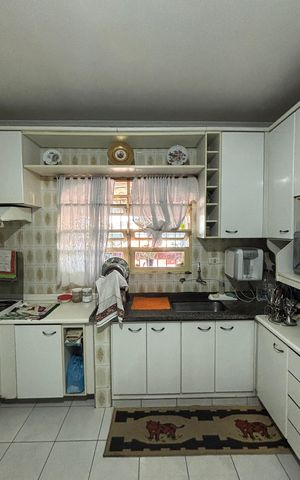Casa à venda com 198m², 3 quartos e 2 vagas Casa à venda com 198m², 3 quartos e 2 vagasCozinha
