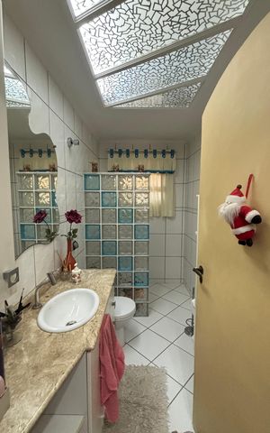 Casa à venda com 198m², 3 quartos e 2 vagas Casa à venda com 198m², 3 quartos e 2 vagasBanheiro