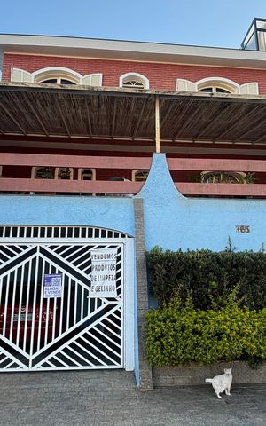 Casa à venda com 198m², 3 quartos e 2 vagas Casa à venda com 198m², 3 quartos e 2 vagasFachada
