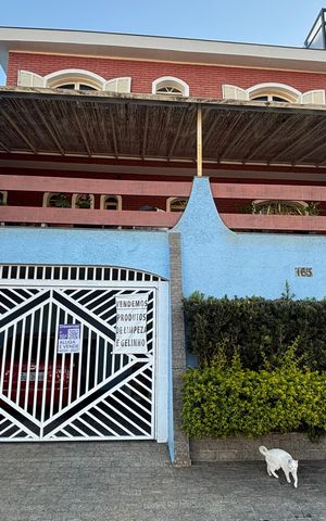 Casa à venda com 198m², 3 quartos e 2 vagas Casa à venda com 198m², 3 quartos e 2 vagasFachada