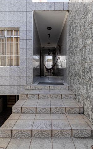 Casa à venda com 350m², 4 quartos e 7 vagas Casa à venda com 350m², 4 quartos e 7 vagasEscada