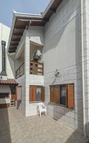 Casa à venda com 390m², 4 quartos e 4 vagasFundos