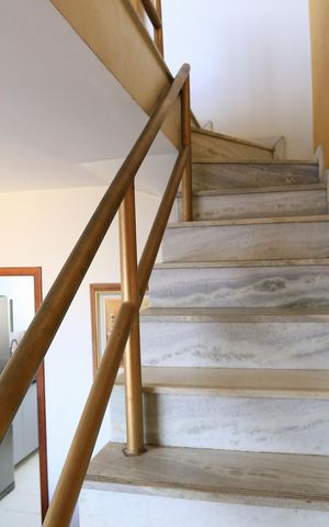 Apartamento à venda com 146m², 3 quartos e 1 vaga Apartamento à venda com 146m², 3 quartos e 1 vagaEscada