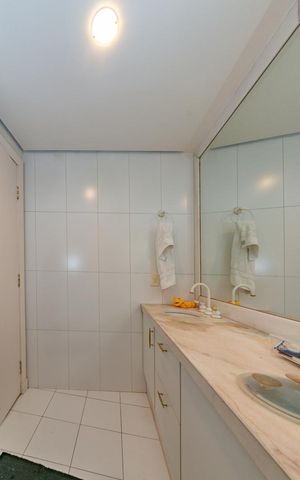 Casa à venda com 700m², 4 quartos e 6 vagas Casa à venda com 700m², 4 quartos e 6 vagasLavabo 2