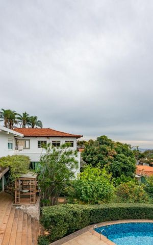 Casa à venda com 700m², 4 quartos e 6 vagas Casa à venda com 700m², 4 quartos e 6 vagasVaranda do Escritório