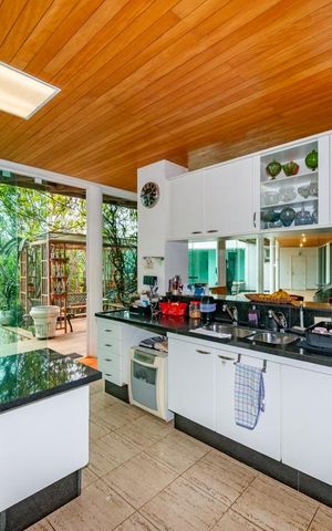 Casa à venda com 700m², 4 quartos e 6 vagas Casa à venda com 700m², 4 quartos e 6 vagasCozinha