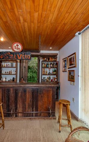 Casa à venda com 700m², 4 quartos e 6 vagas Casa à venda com 700m², 4 quartos e 6 vagasÁrea gourmet
