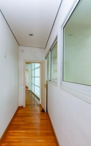 Casa à venda com 700m², 4 quartos e 6 vagas Casa à venda com 700m², 4 quartos e 6 vagasSuíte 1