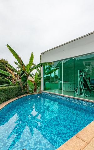 Casa à venda com 700m², 4 quartos e 6 vagas Casa à venda com 700m², 4 quartos e 6 vagasPiscina