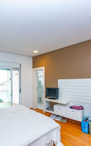 Casa à venda com 700m², 4 quartos e 6 vagas Casa à venda com 700m², 4 quartos e 6 vagasSuíte 4
