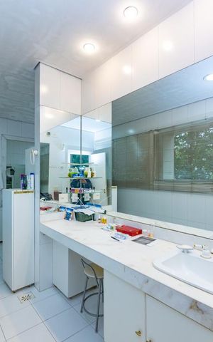 Casa à venda com 700m², 4 quartos e 6 vagas Casa à venda com 700m², 4 quartos e 6 vagasBanheiro da Suíte 1