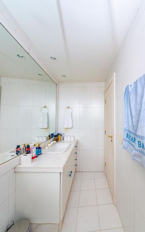 Casa à venda com 700m², 4 quartos e 6 vagas Casa à venda com 700m², 4 quartos e 6 vagasBanheiro da Suíte 4
