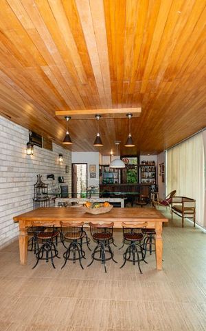 Casa à venda com 700m², 4 quartos e 6 vagas Casa à venda com 700m², 4 quartos e 6 vagasÁrea gourmet