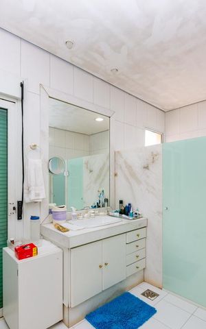 Casa à venda com 700m², 4 quartos e 6 vagas Casa à venda com 700m², 4 quartos e 6 vagasBanheiro da Suíte 1