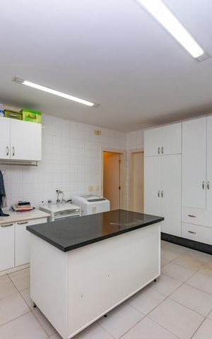 Casa à venda com 700m², 4 quartos e 6 vagas Casa à venda com 700m², 4 quartos e 6 vagasÁrea de Serviço