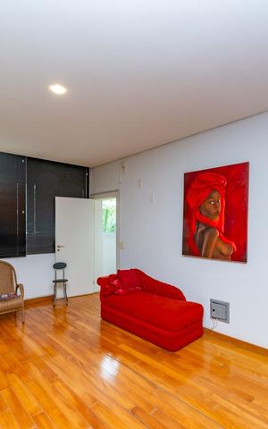 Casa à venda com 700m², 4 quartos e 6 vagas Casa à venda com 700m², 4 quartos e 6 vagasEscritório