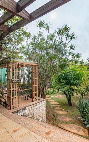 Casa à venda com 700m², 4 quartos e 6 vagas Casa à venda com 700m², 4 quartos e 6 vagasVaranda