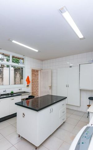 Casa à venda com 700m², 4 quartos e 6 vagas Casa à venda com 700m², 4 quartos e 6 vagasÁrea de Serviço
