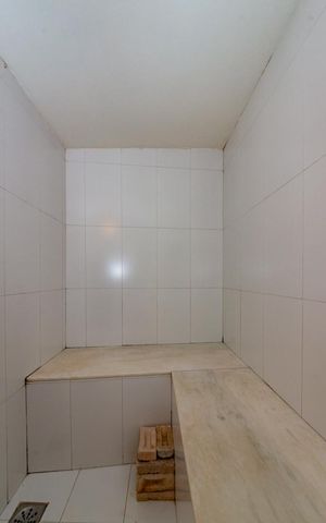 Casa à venda com 700m², 4 quartos e 6 vagas Casa à venda com 700m², 4 quartos e 6 vagasSaúna