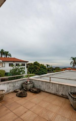 Casa à venda com 700m², 4 quartos e 6 vagas Casa à venda com 700m², 4 quartos e 6 vagasVaranda do Escritório