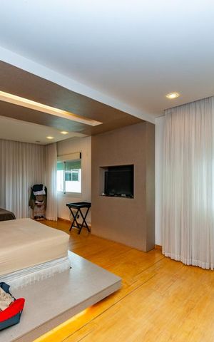 Casa à venda com 700m², 4 quartos e 6 vagas Casa à venda com 700m², 4 quartos e 6 vagasSuíte 1