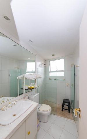 Casa à venda com 700m², 4 quartos e 6 vagas Casa à venda com 700m², 4 quartos e 6 vagasBanheiro da Suíte 3