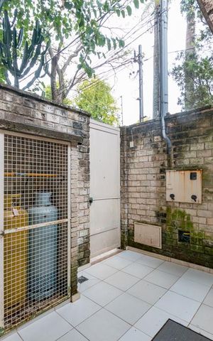 Casa à venda com 700m², 4 quartos e 6 vagas Casa à venda com 700m², 4 quartos e 6 vagasÁrea de Serviço