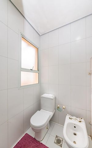 Casa à venda com 700m², 4 quartos e 6 vagas Casa à venda com 700m², 4 quartos e 6 vagasBanheiro da Suíte 1