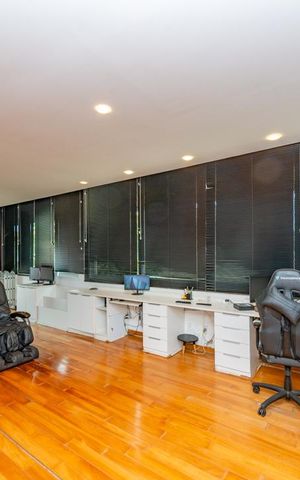 Casa à venda com 700m², 4 quartos e 6 vagas Casa à venda com 700m², 4 quartos e 6 vagasEscritório