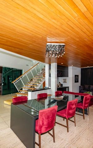 Casa à venda com 700m², 4 quartos e 6 vagas Casa à venda com 700m², 4 quartos e 6 vagasSala 1