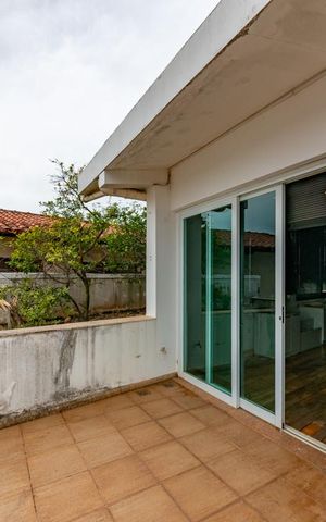 Casa à venda com 700m², 4 quartos e 6 vagas Casa à venda com 700m², 4 quartos e 6 vagasVaranda do Escritório