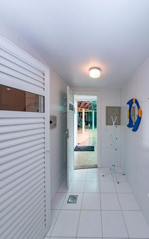 Casa à venda com 700m², 4 quartos e 6 vagas Casa à venda com 700m², 4 quartos e 6 vagasSaúna