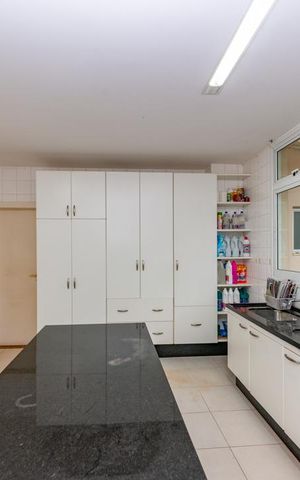 Casa à venda com 700m², 4 quartos e 6 vagas Casa à venda com 700m², 4 quartos e 6 vagasÁrea de Serviço