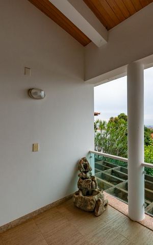 Casa à venda com 700m², 4 quartos e 6 vagas Casa à venda com 700m², 4 quartos e 6 vagasVaranda das Suíte 2 e 3
