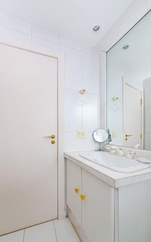 Casa à venda com 700m², 4 quartos e 6 vagas Casa à venda com 700m², 4 quartos e 6 vagasBanheiro da Suíte 2