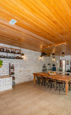 Casa à venda com 700m², 4 quartos e 6 vagas Casa à venda com 700m², 4 quartos e 6 vagasÁrea gourmet