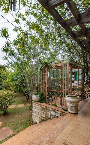Casa à venda com 700m², 4 quartos e 6 vagas Casa à venda com 700m², 4 quartos e 6 vagasVaranda