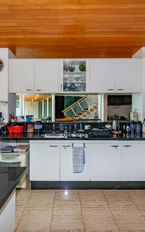 Casa à venda com 700m², 4 quartos e 6 vagas Casa à venda com 700m², 4 quartos e 6 vagasCozinha