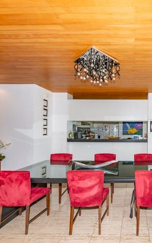 Casa à venda com 700m², 4 quartos e 6 vagas Casa à venda com 700m², 4 quartos e 6 vagasSala 1