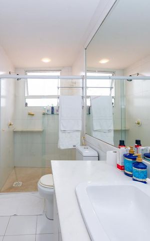 Casa à venda com 700m², 4 quartos e 6 vagas Casa à venda com 700m², 4 quartos e 6 vagasBanheiro da Suíte 4