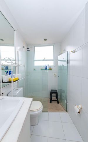 Casa à venda com 700m², 4 quartos e 6 vagas Casa à venda com 700m², 4 quartos e 6 vagasBanheiro da Suíte 2