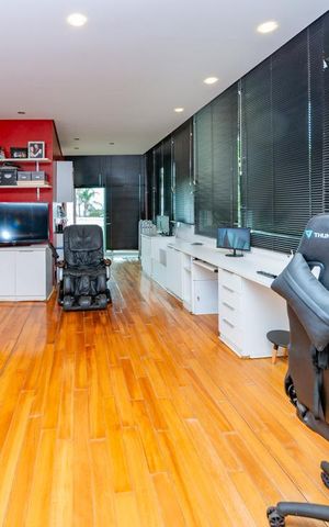 Casa à venda com 700m², 4 quartos e 6 vagas Casa à venda com 700m², 4 quartos e 6 vagasEscritório