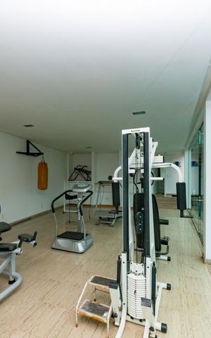 Casa à venda com 700m², 4 quartos e 6 vagas Casa à venda com 700m², 4 quartos e 6 vagasAcademia