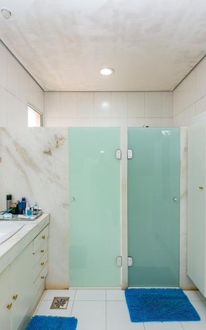 Casa à venda com 700m², 4 quartos e 6 vagas Casa à venda com 700m², 4 quartos e 6 vagasBanheiro da Suíte 1